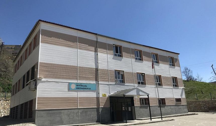 Hizan’da Okul Bulunan Arsa Satışa Çıkarıldı: Okulun Durumu Merak Ediliyor