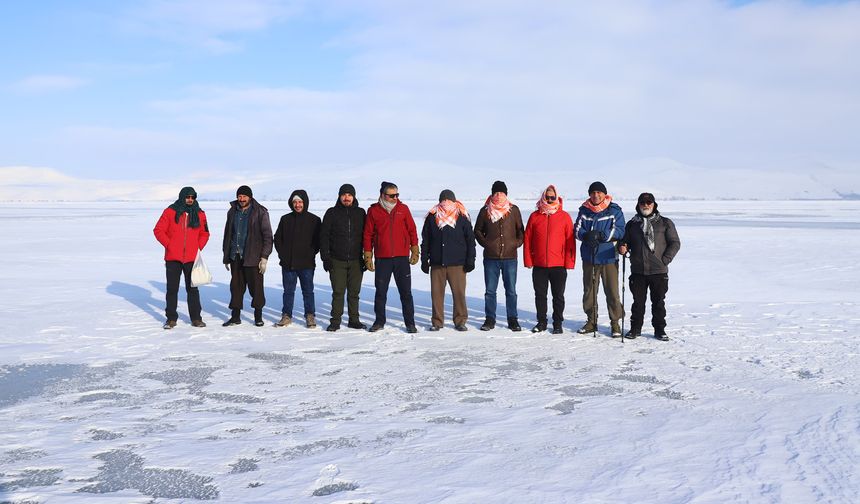 Ahlatlı doğa sevenler donan Nazik Gölü üzerinde yürüdü