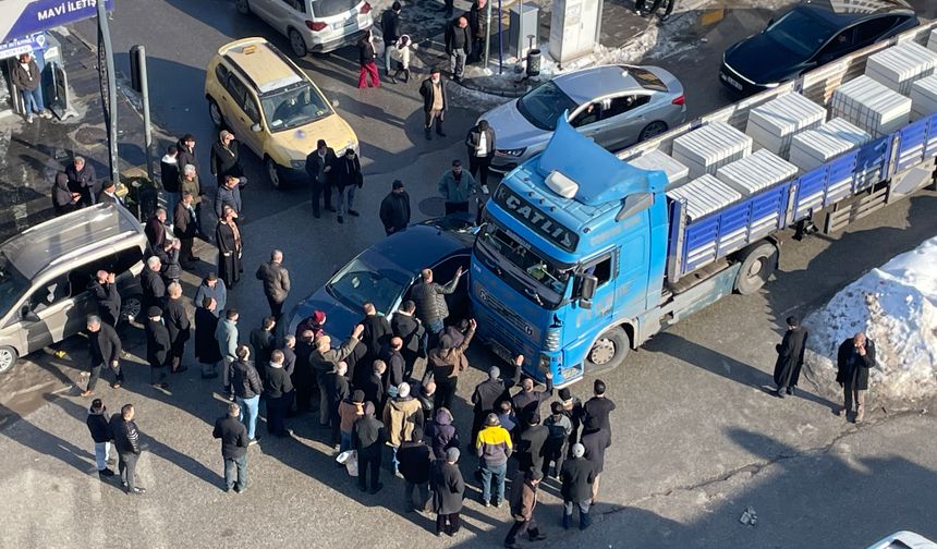 Tatvan’da Tır ile Otomobil Çarpıştı: Kısa Süreli Gerginlik Yaşandı