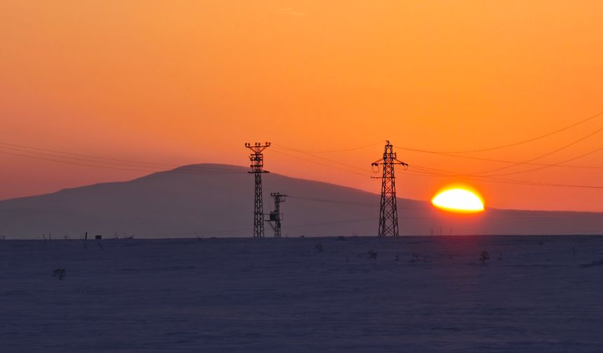 Ahlat’ta karlı dağların ardında gün batımı büyüledi