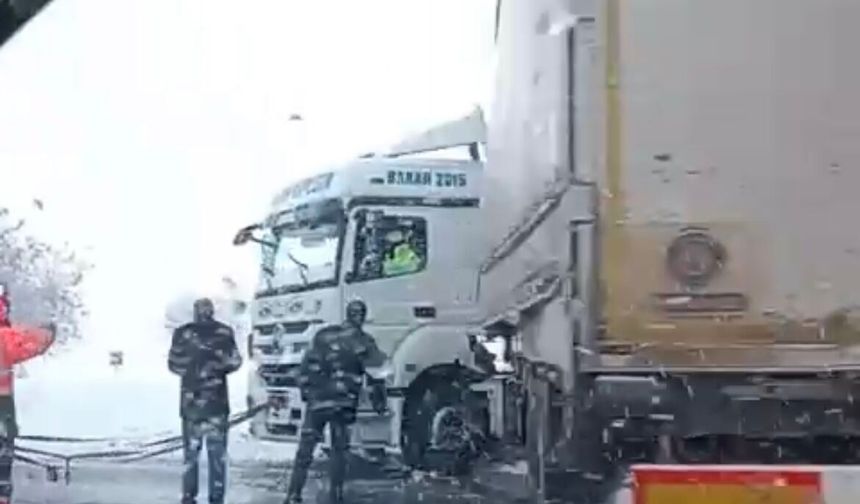 Tatvan–Güroymak yolunda tır yoldan çıktı