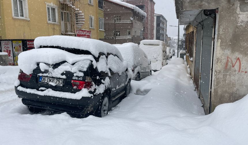 Tatvan’da araçlar kara gömüldü