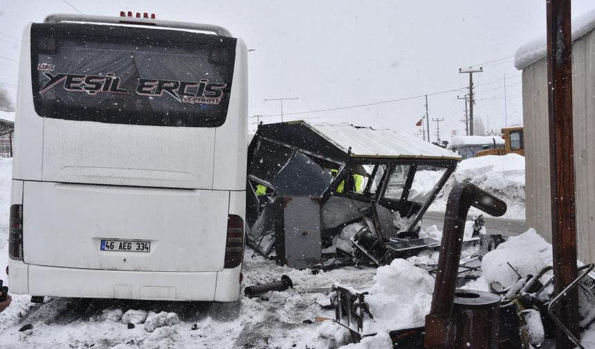 Yolcu otobüsü polis noktasına çarptı: 4 polis yaralandı