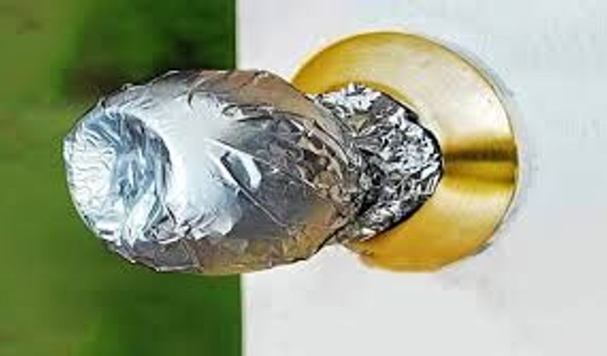 Sebebini duyan şaşıracak: Kapılara bu yüzden folyo takmaya başladılar