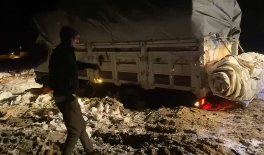 Yoğun kar yağışı yolda bıraktı, belediye ekipleri seferber oldu