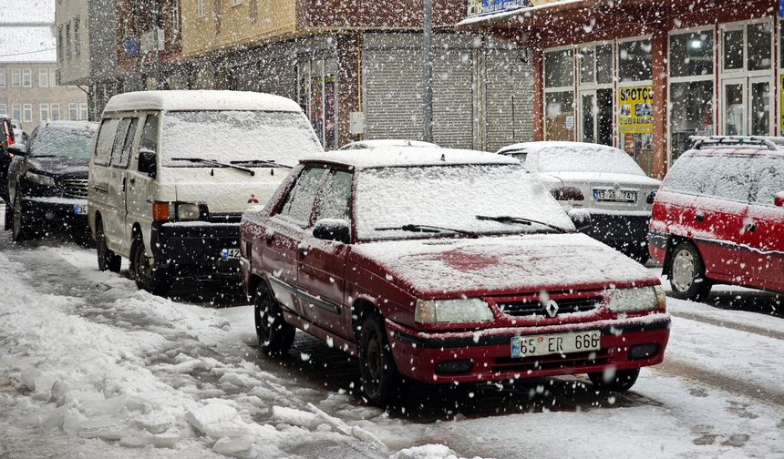 Ahlat’ta kuvvetli kar yağışı etkili olmaya başladı