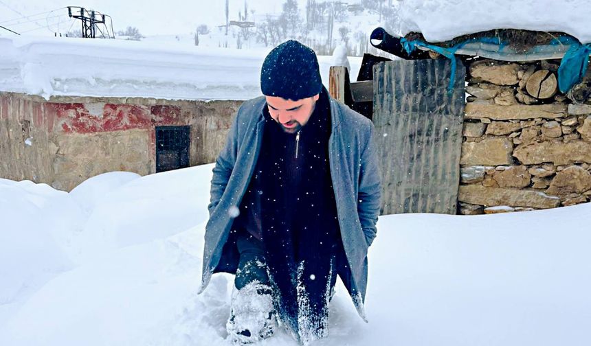 Zorlu kış şartlarına rağmen görevini aksatmayan imam takdir topluyor