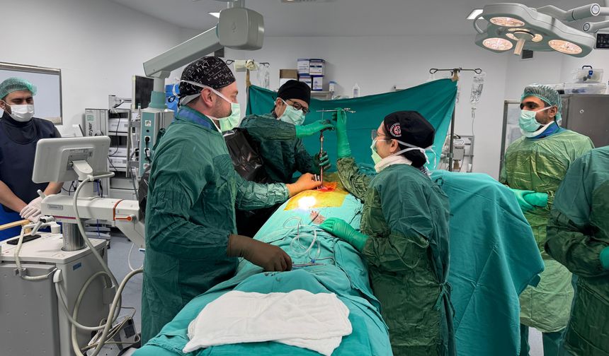 Bitlis Devlet Hastanesi’nde bir ilk: Kapalı yöntem omurga ameliyatı yapıldı