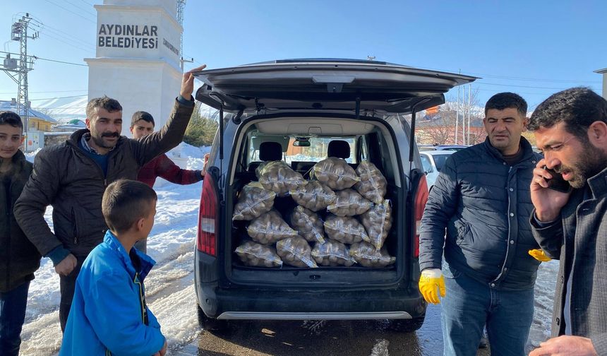 Aydınlar Beldesi’nde vatandaşlara 600 torba patates dağıtıldı
