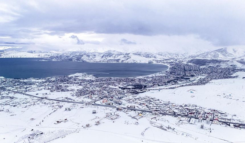 Tatvan’ın kış güzelliği havadan görüntülendi