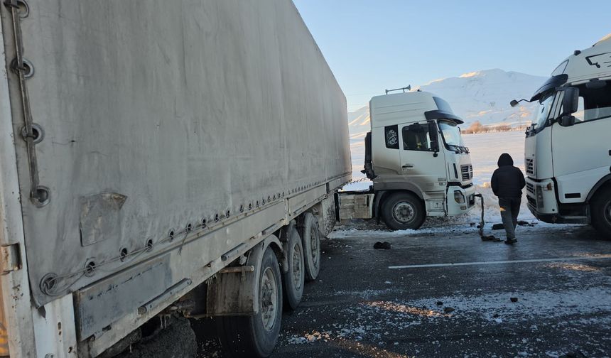 Buzlanan yolda kayan tır yolu kapattı