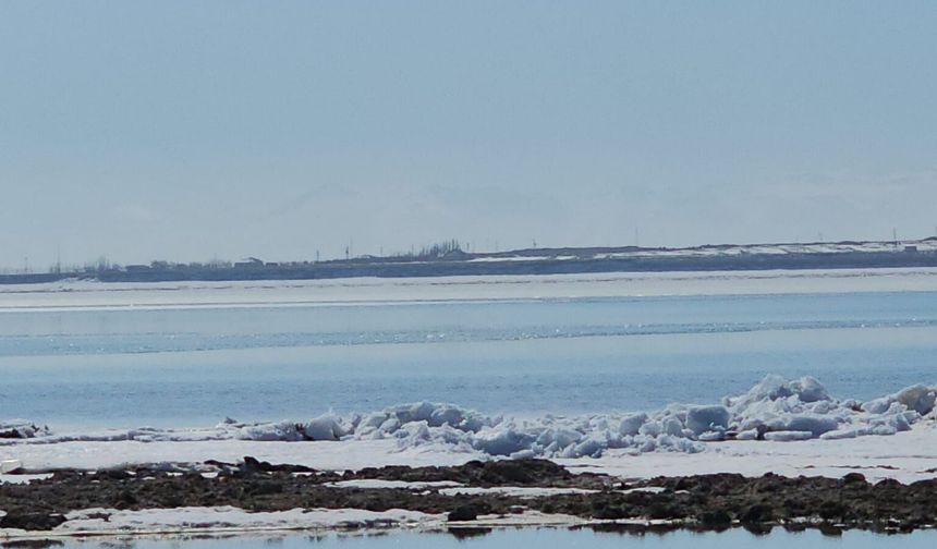 Donan Arin Gölü çözüldü: Buz kütleleri kıyıya taştı