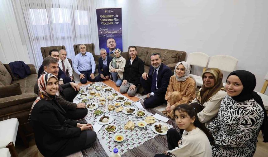Bakan Işıkhan, yeni evlerine kavuşan aileyle iftar yaptı