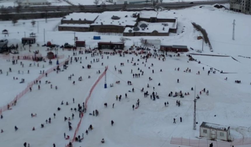 Bitlis’te El Aman Kayak Merkezi’ndeki yoğunluk havadan kaydedildi