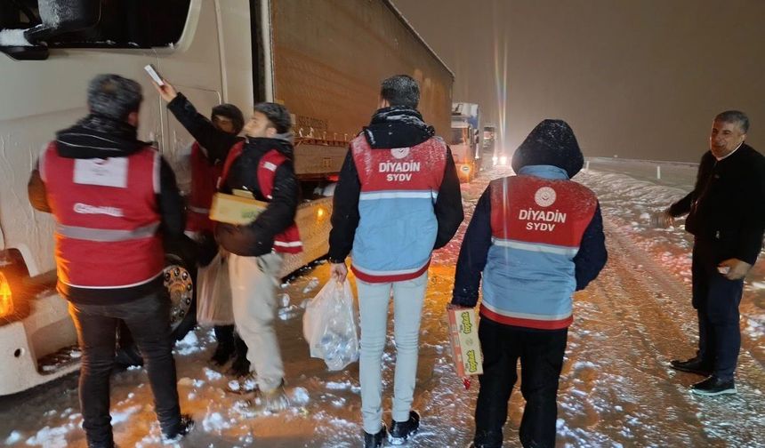 Diyadin'de yolda kalan vatandaşlara iç ısıtan destek