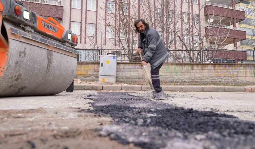 Elazığ'da asfalt yama uygulaması devam ediyor