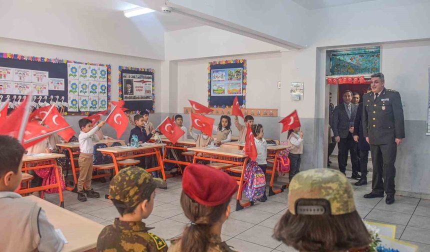 Erzurumlu minik yüreklerden Mehmetçiğe moral desteği