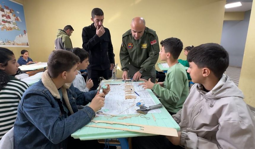 Gökyüzü tutkunları model uçak etkinliğinde bir araya geldi