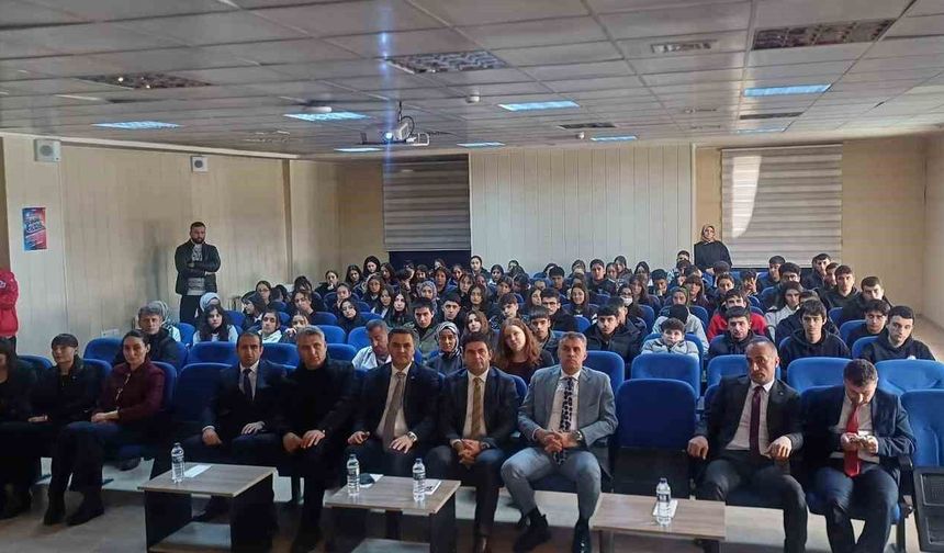 Hakkari'de gençler teknoloji konusunda bilgilendirildi