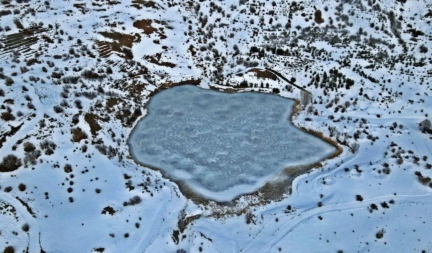 Kemah’ta Ardos Gölü buz tuttu, 1660 rakımdaki manzara havadan görüntülendi