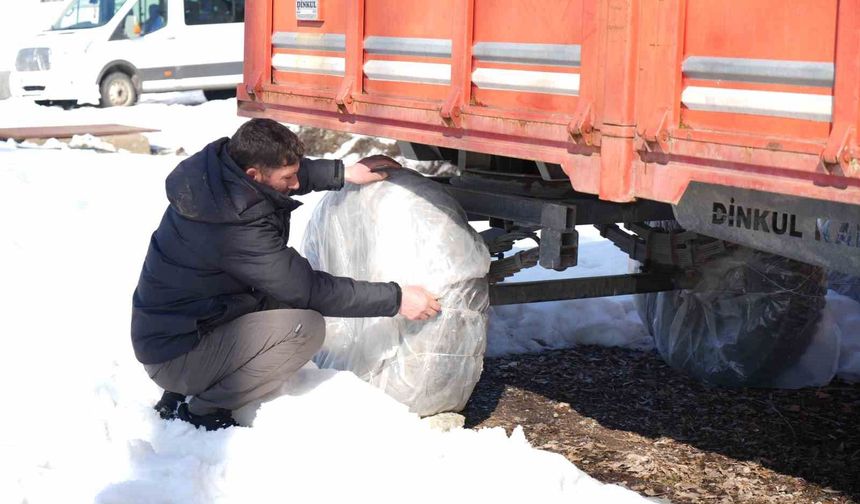 Muş'ta çiftçiler tarım araçlarını kışa karşı önlem altına aldı