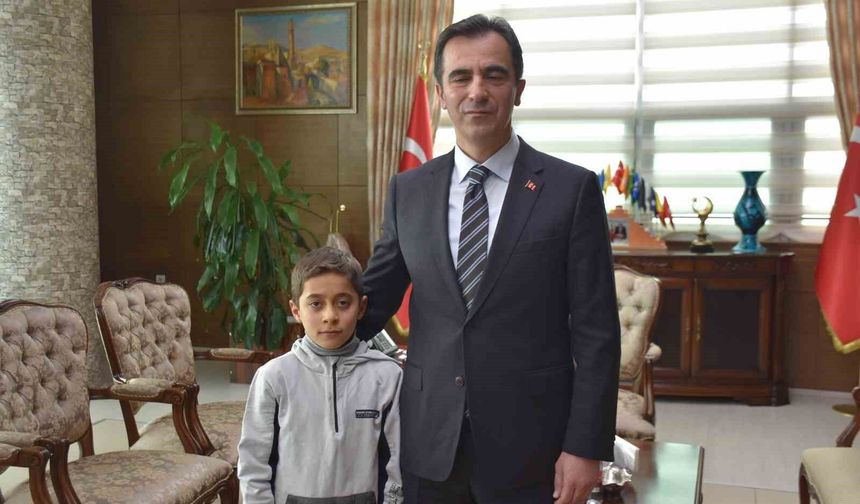 Vali Karakaya'dan kar altında İstiklal Marşı okuyan öğrenciye teşekkür