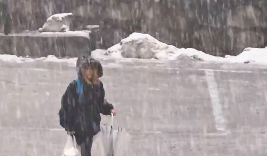 Mutki’de minik öğrenci kar yağışı altında İstiklal Marşı okudu