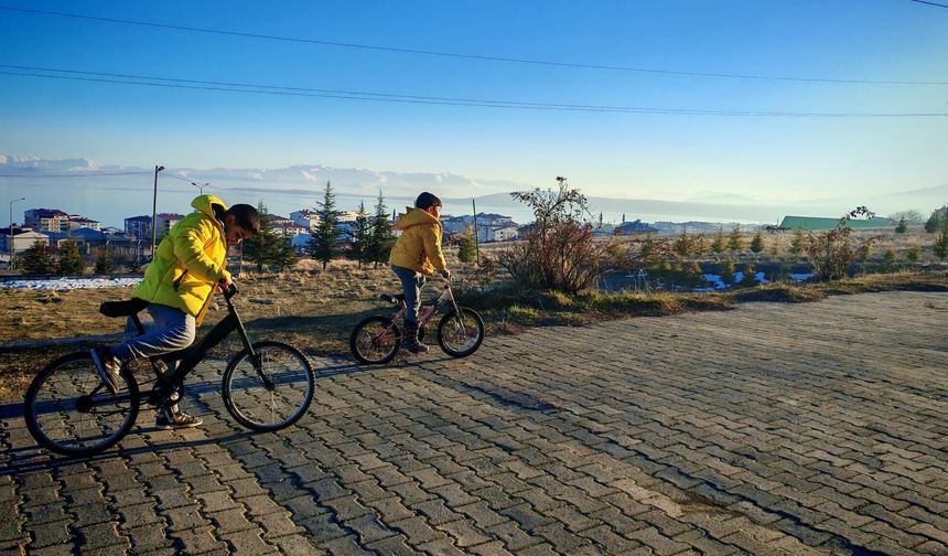 Ahlat’ta yalancı bahar çocukları sokağa çıkardı