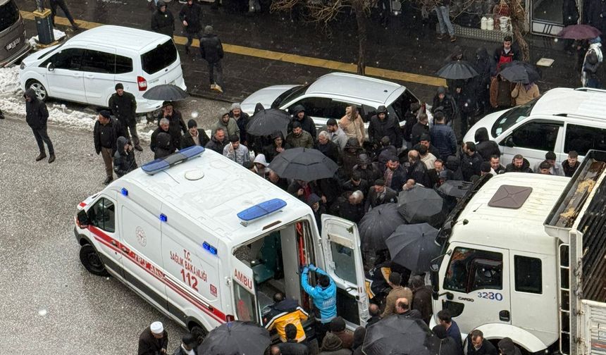 Tatvan’da kamyonun çarptığı yaya ağır yaralandı