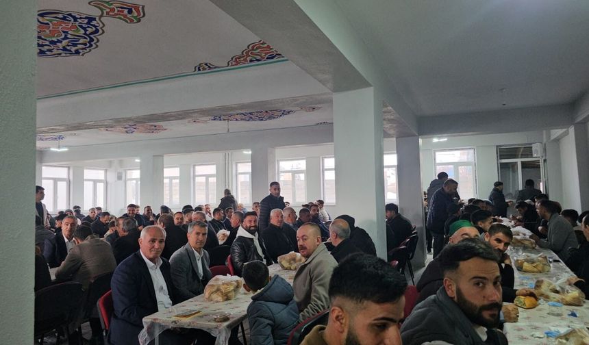 Aydınlar Beldesinde bayram geleneği bozulmadı: Yüzlerce kişi bayram yemeğinde buluştu