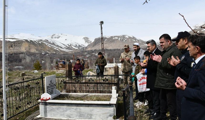 Adilcevaz’da şehit kabirlerine bayram ziyareti