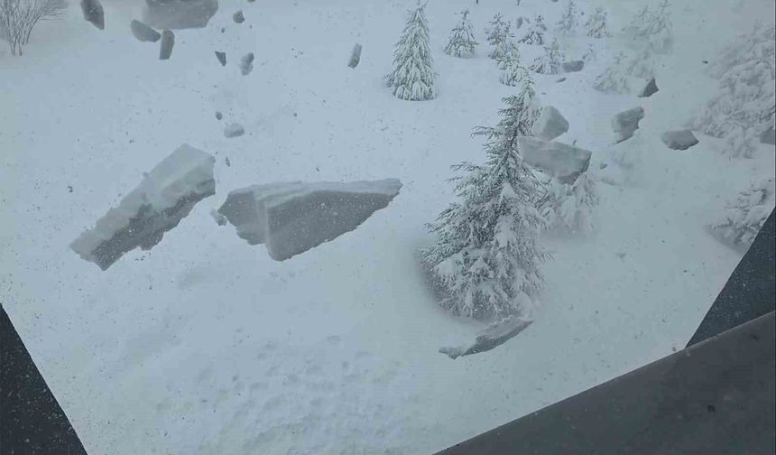 Bitlis'te çatılarda biriken kar vatandaşları tedirgin ediyor