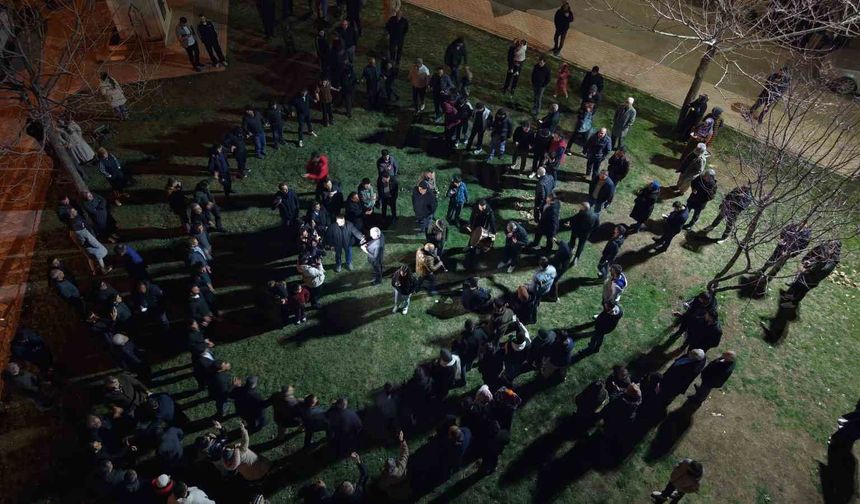 Davul ve klarnet eşliğinde geleneksel sahur halayı ile geceye renk kattılar