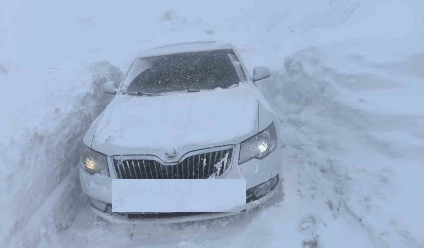Hakkari'de 3 bin rakımlı zirvede mahsur kalan vatandaşlara nefes kesen kurtarma