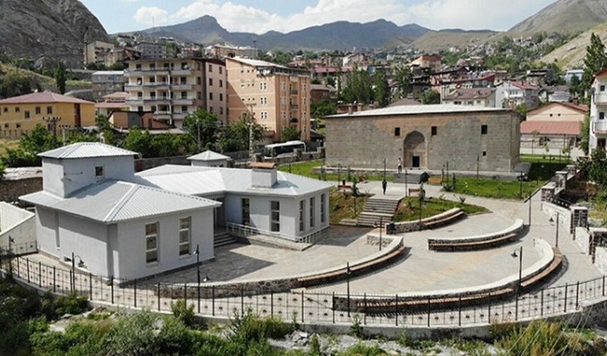 Hakkari’de Tarihi Medresede profesyonel çekimler artık ücretli hale getirildi