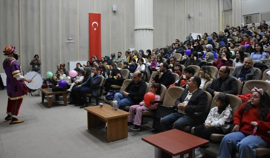 Karagöz ile Hacivat'a gösterisi büyük beğeni topladı