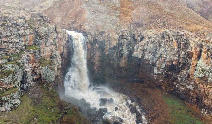Muş’ta kar suları eridi, akarsu ve şelaleler gürledi