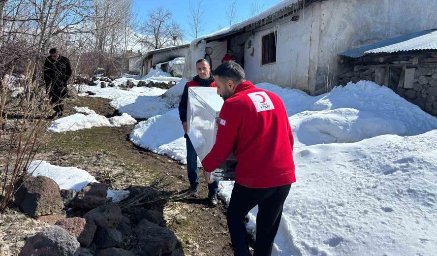 Türk Kızılayı Muradiye gönüllüleri buzdolabı ile yalnız yaşayan vatandaşı sevindirdi