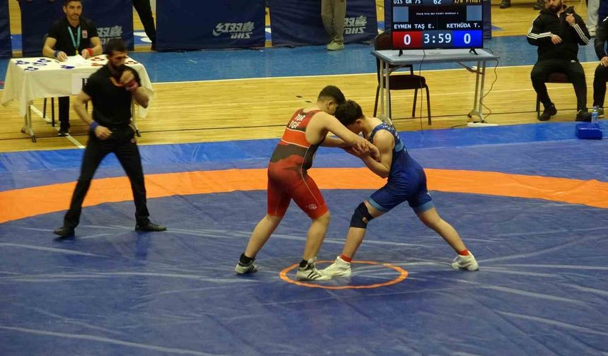 U15 Güreş Grup Müsabakaları Van'da start aldı