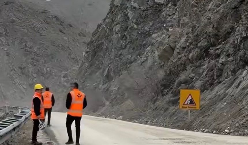 Yüksekova yolunda heyelan alarmı: Gece trafiğe kapatılacak