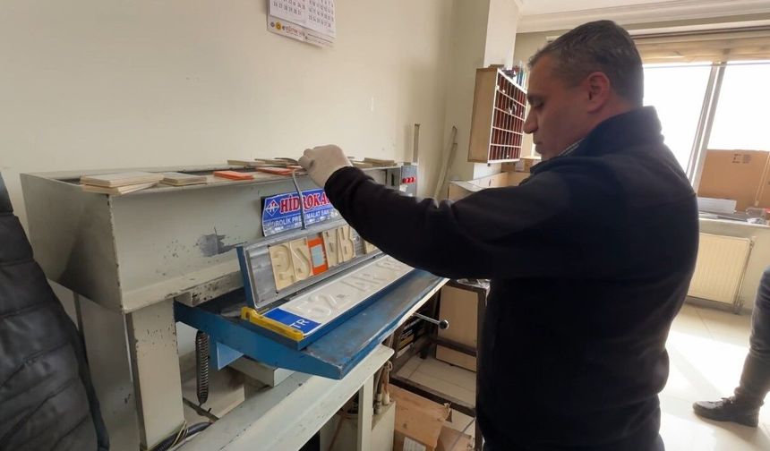 Yüksekova'da APP plakalar tek tek sökülüyor