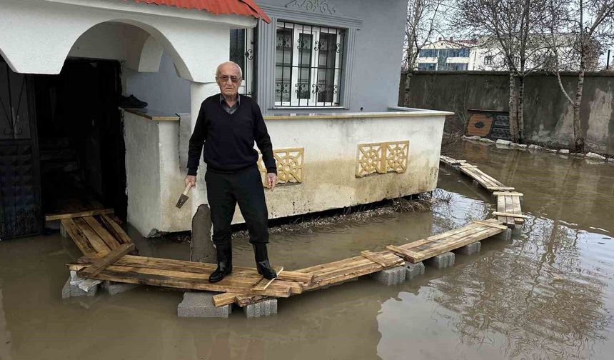 Yüksekova'da eriyen kar ve yağışlar taşkına neden oldu, vatandaş tahta köprü kurdu