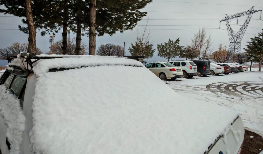 Ahlat’ta mart sürprizi: Kar yağışı yeri beyaza bürüdü