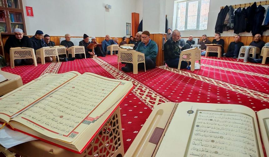 Ramazan’ın son günlerinde Ahlat Camileri ışıl ışıl