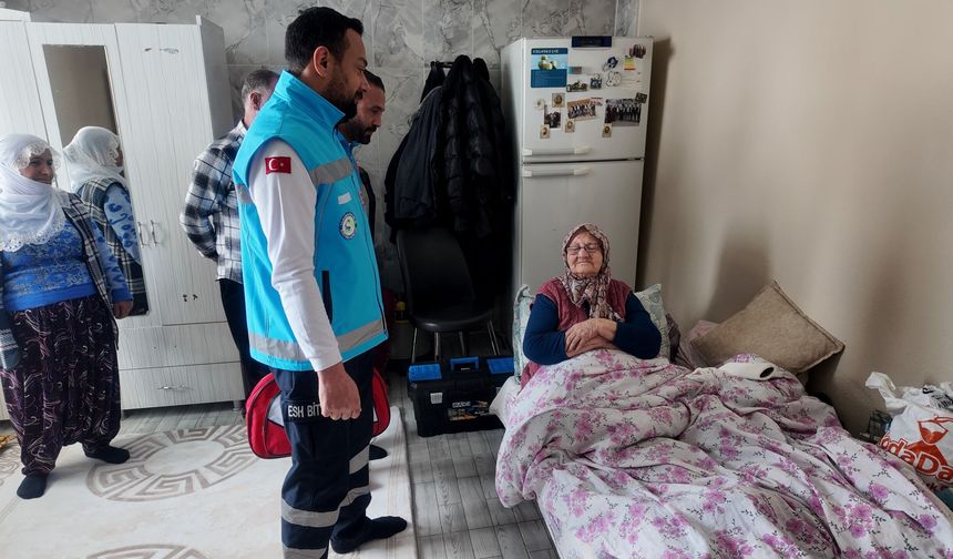 Bitlis'te 81 yaşındaki hastaya evinde diş tedavisi yapıldı