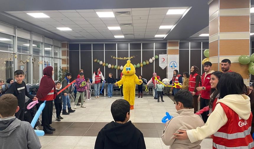 Kızılay yetim çocuklar için iftar düzenledi