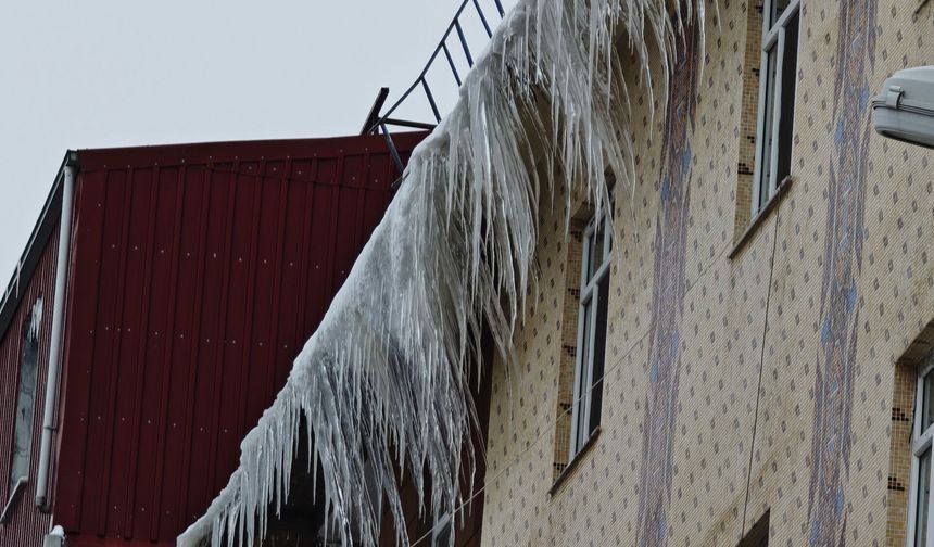 Ahlat’ta mart soğuğu: Çatılarda metrelerce buz sarkıtı oluştu