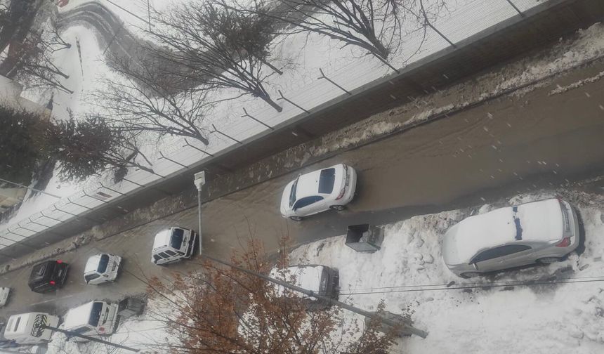 Tatvan’da karla karışık yağmur sokakları gölete çevirdi
