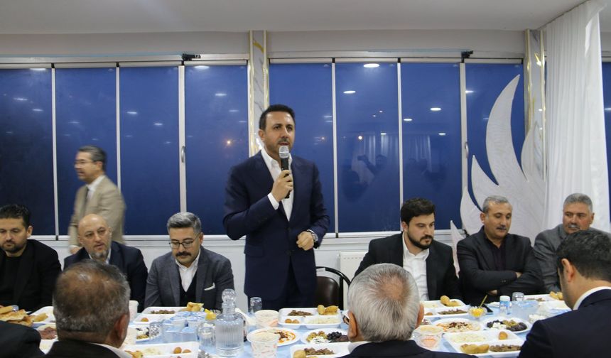 Adilcevaz’da duygulandıran an: Milletvekili 3 kişiyi Umre’ye gönderiyor