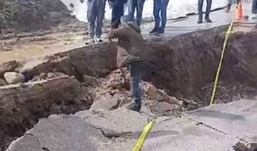 Güroymak’ta toprak kayması: Yol ulaşıma kapandı